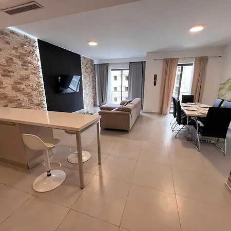 Spacious 2br By Spinola Bay - St Julians