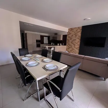 Spacious 2br By Spinola Bay - St Julians