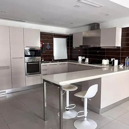 Modern 2br In St Julians - Ideal For Work & Long Apartament