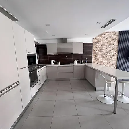 Modern 2br In St Julians - Ideal For Work & Long Apartament *